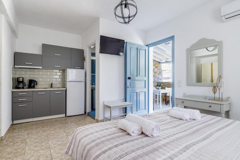 Bed, Kitchen or kitchenette, Photo of the whole room, Bedroom, wardrobe