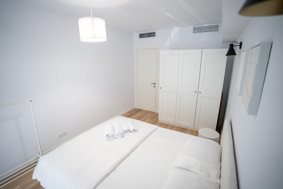 Bed, Photo of the whole room, Bedroom, storage, towels