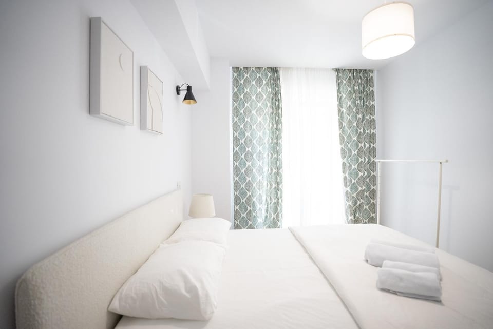 Bed, Bedroom, internet, towels