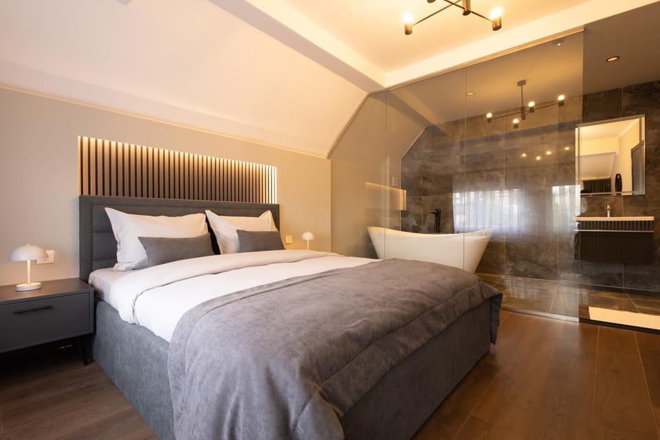 Bed, Hot Tub, Bedroom