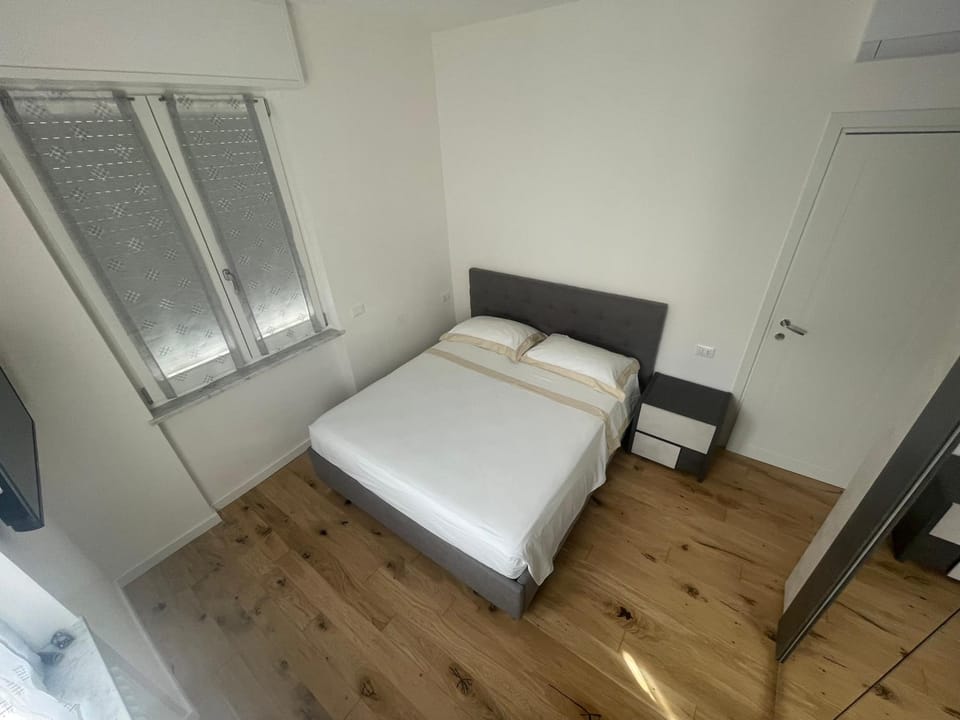 Bed, TV and multimedia, Photo of the whole room, Bedroom, towels, wardrobe