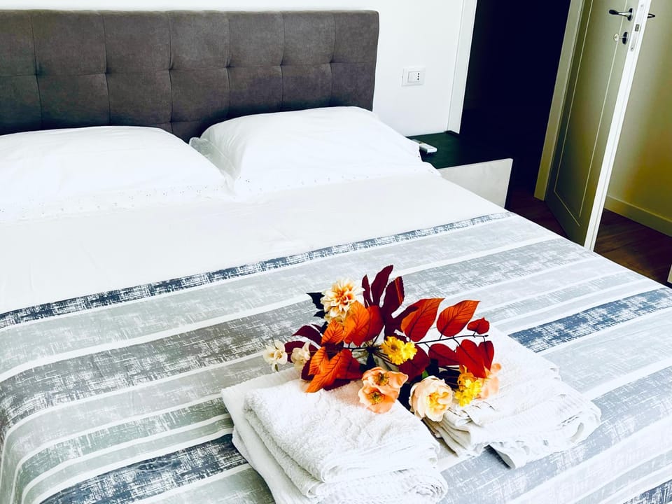 Bed, Photo of the whole room, Bedroom, towels