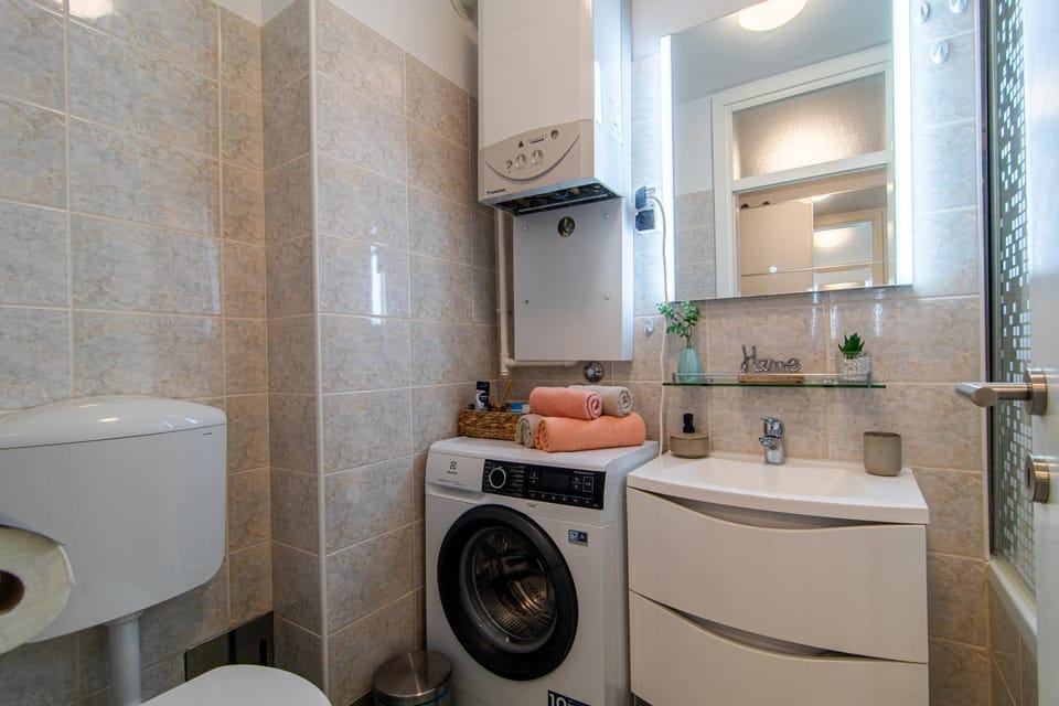 Toilet, Bathroom, towels, washing machine