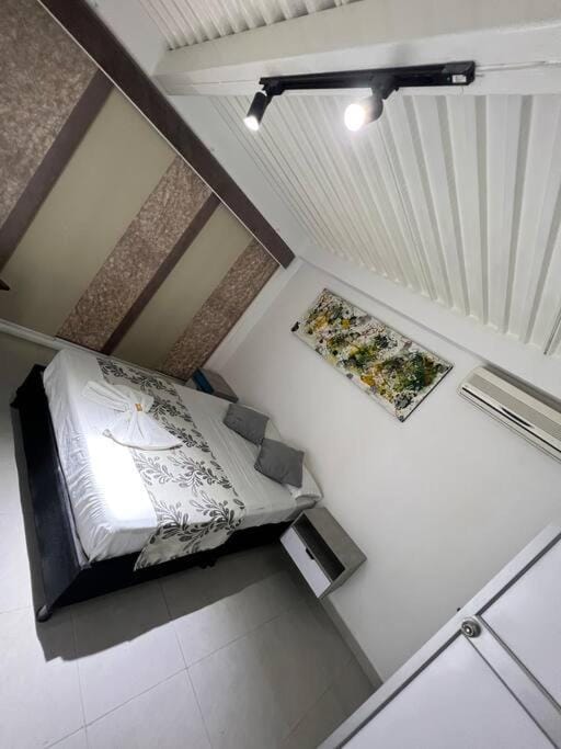 Habitacion de hotel dentro de centro comercial con frisby Apartment in Risaralda