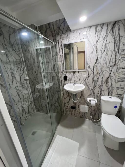 Habitacion de hotel dentro de centro comercial con frisby Apartment in Risaralda