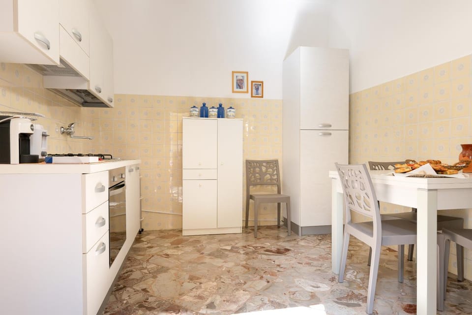 Coffee/tea facilities, Kitchen or kitchenette, Dining area