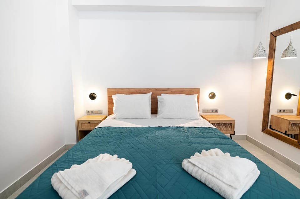 Bed, Photo of the whole room, Bedroom, towels