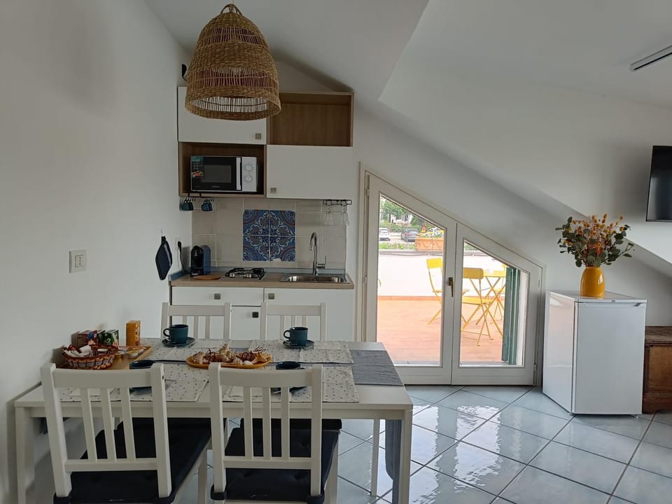 Kitchen or kitchenette, Dining area, oven