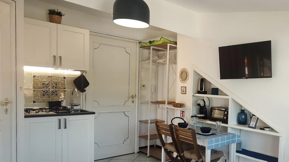 TV and multimedia, Dining area, stove