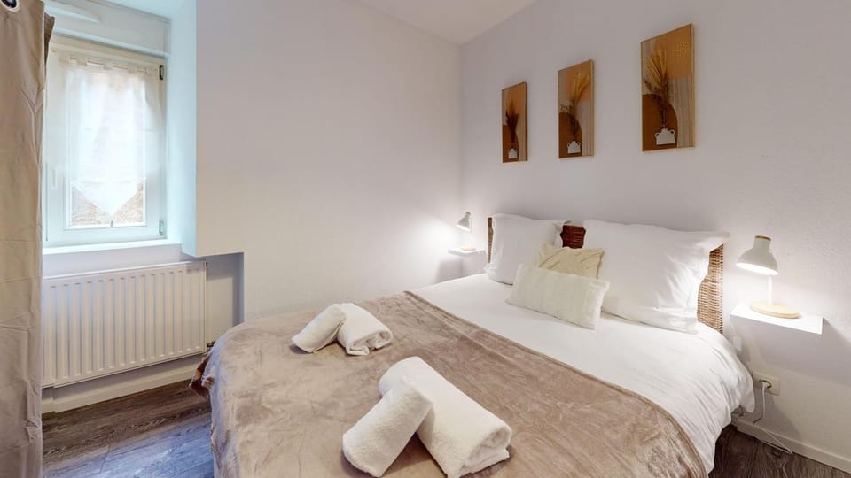 Bed, Photo of the whole room, Bedroom, towels