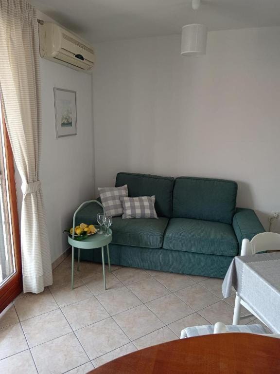 Seating area, air conditioner