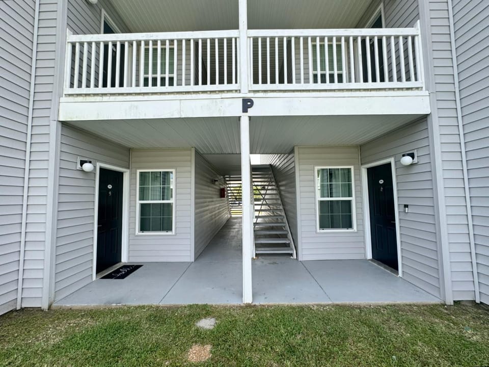 Property building, Facade/entrance, Day