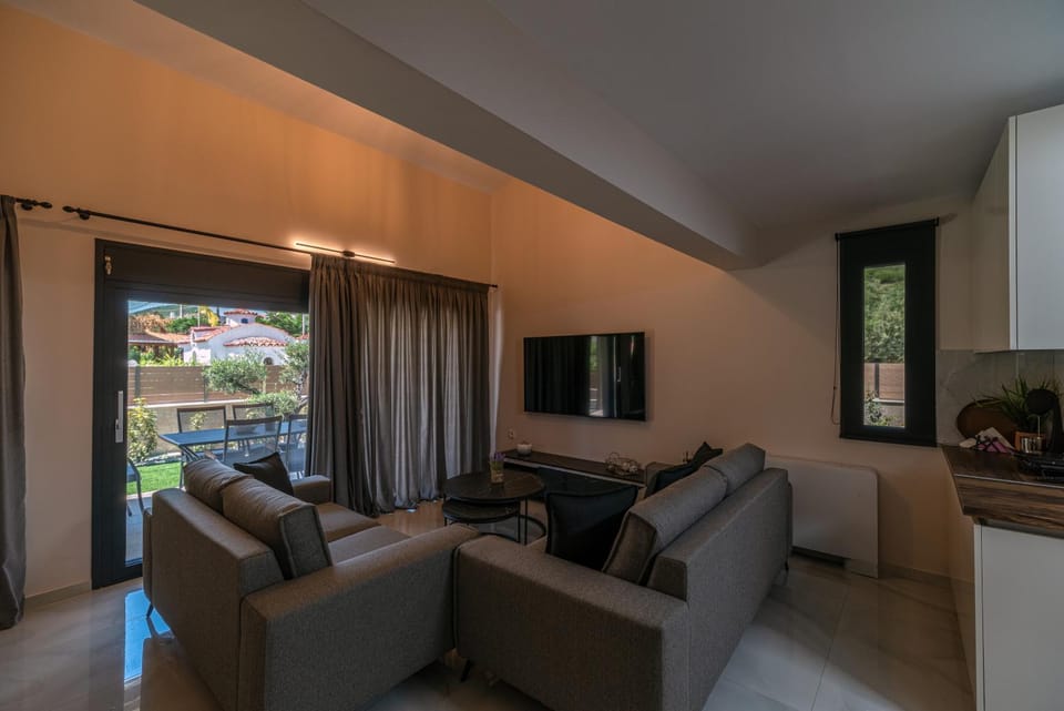 Communal lounge/ TV room, TV and multimedia, Living room, Seating area, Evening entertainment