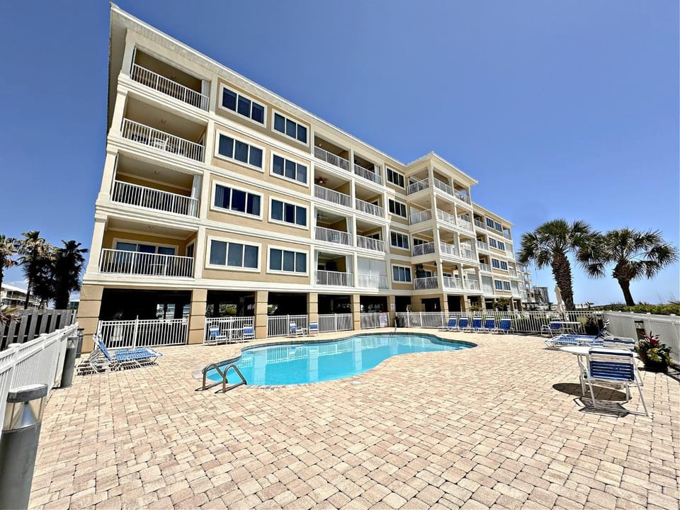 Property building, Day, Pool view, Swimming pool