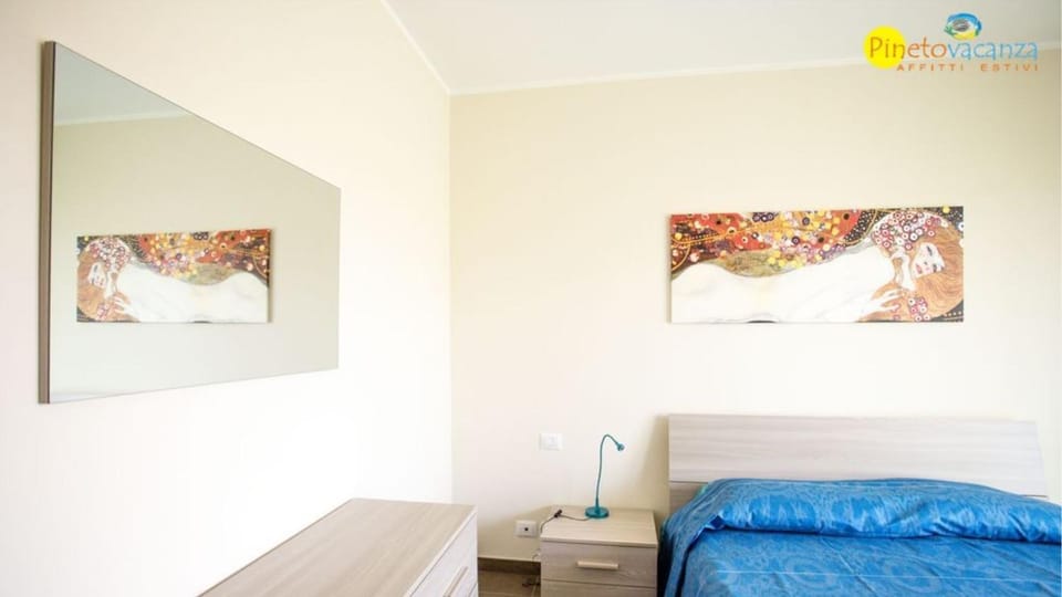 Bed, Photo of the whole room, Decorative detail, Bedroom