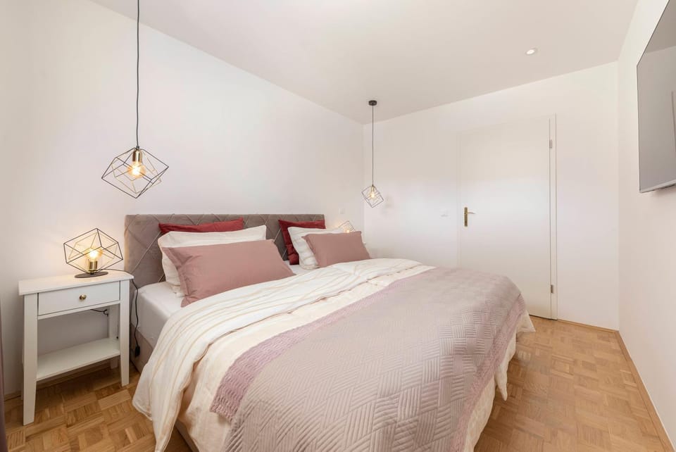 Bed, Photo of the whole room, Decorative detail, Bedroom, wardrobe