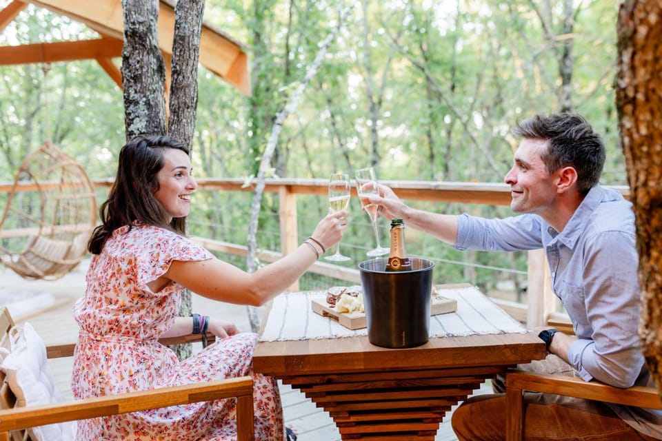 Patio, People, Natural landscape, Balcony/Terrace, Food and drinks, Food, Guests, Drinks, Alcoholic drinks