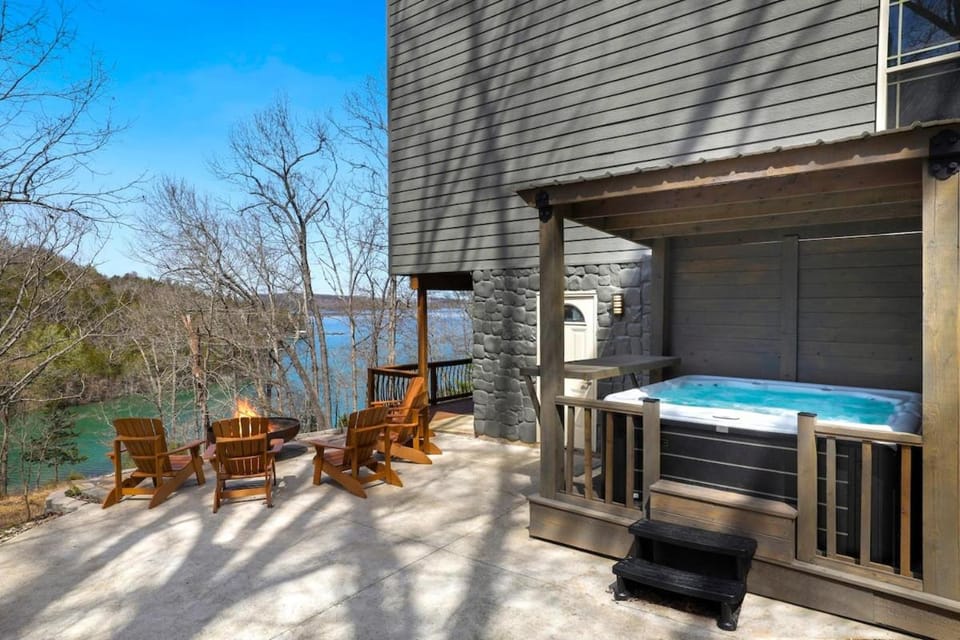 Peace of the Shore On Beaver Lake Sleeps 18 House in Beaver Lake
