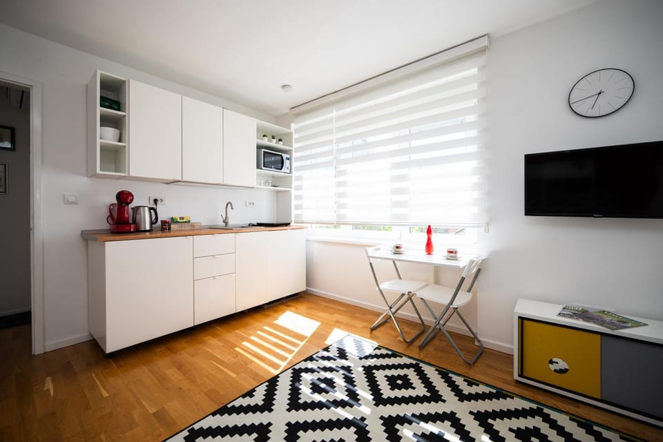 TV and multimedia, Coffee/tea facilities, Kitchen or kitchenette, Dining area, microwave, stove