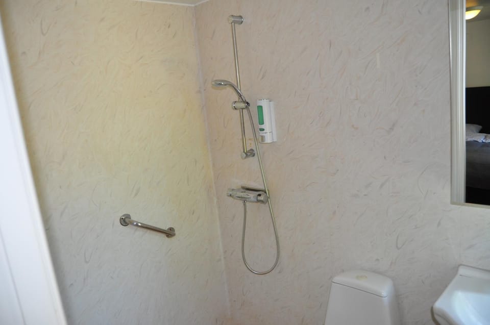 Shower, towels