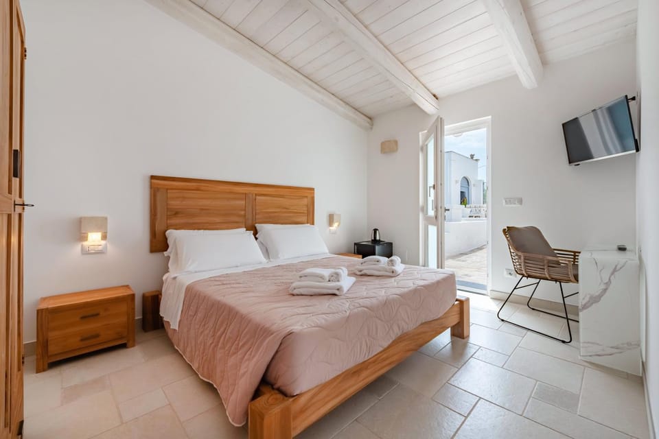 Bed, TV and multimedia, Photo of the whole room, Bedroom, locker, safe, towels