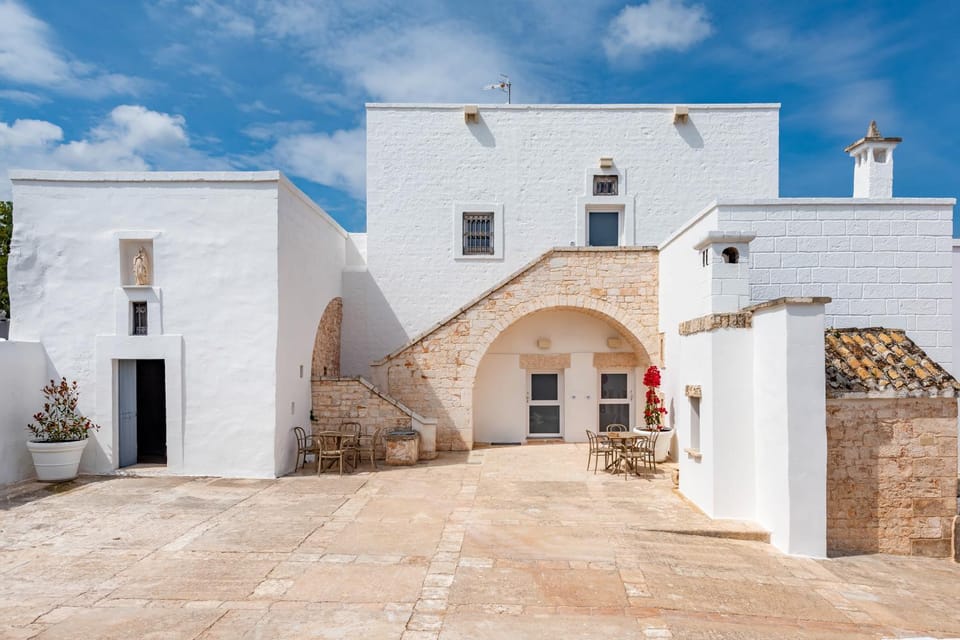 Property building, Patio, Day, Balcony/Terrace, Inner courtyard view