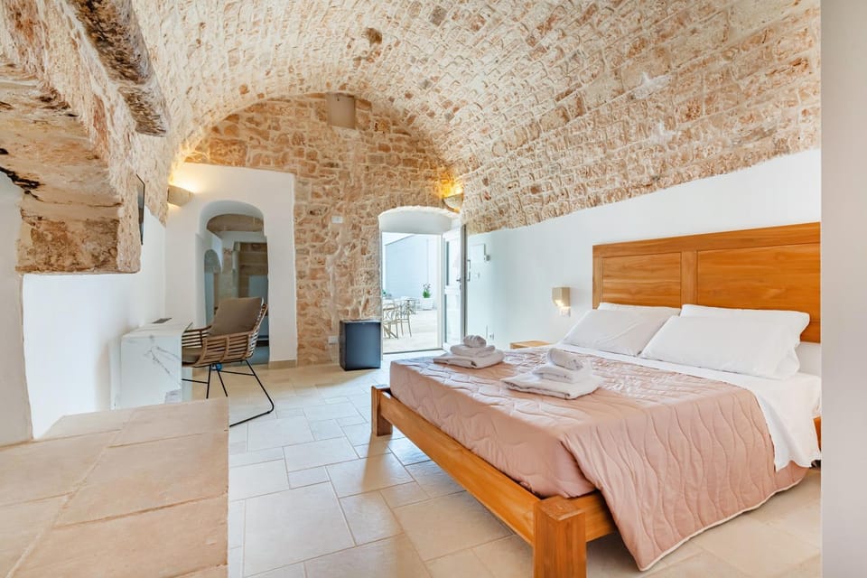 Bed, Photo of the whole room, Bedroom, Garden view, fireplace, locker, safe, towels