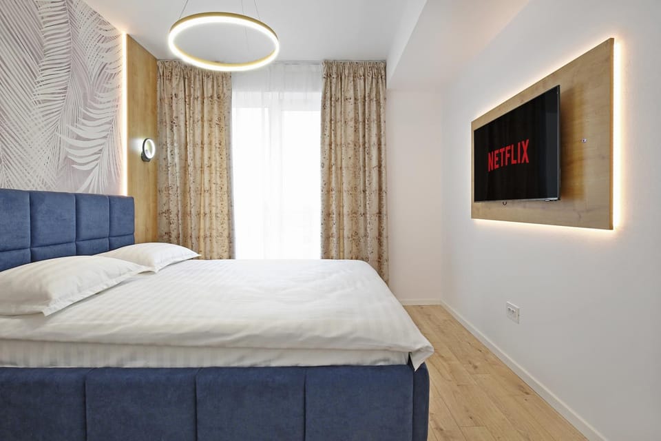 Bed, TV and multimedia, Bedroom