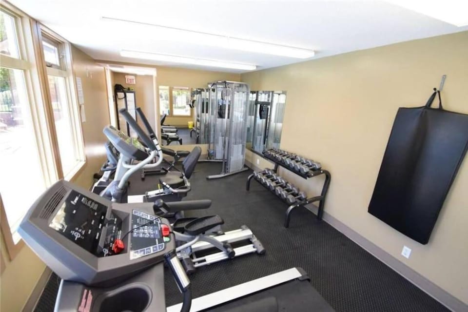 Contemporary, Cozy, Pool, Hot Tub, Lake Front Apartment in Invermere