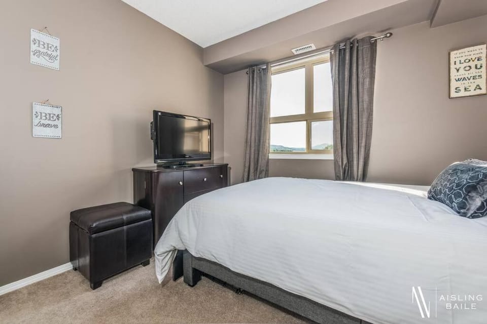 Contemporary, Cozy, Pool, Hot Tub, Lake Front Apartment in Invermere