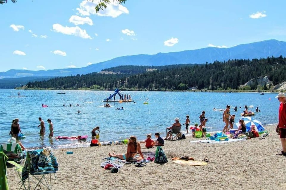 Contemporary, Cozy, Pool, Hot Tub, Lake Front Apartment in Invermere
