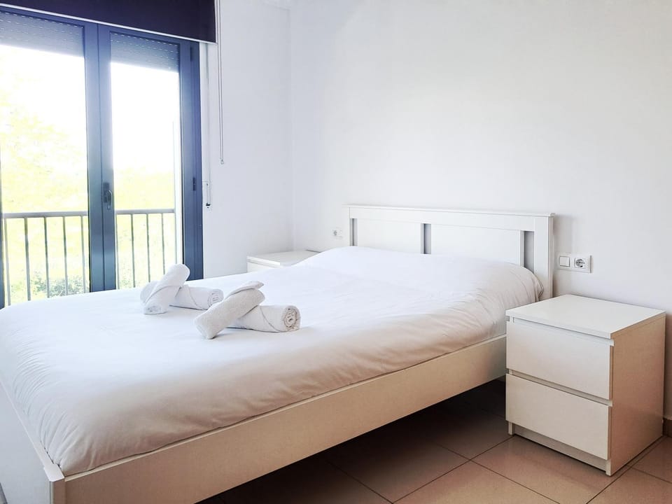 Bed, Bedroom, towels