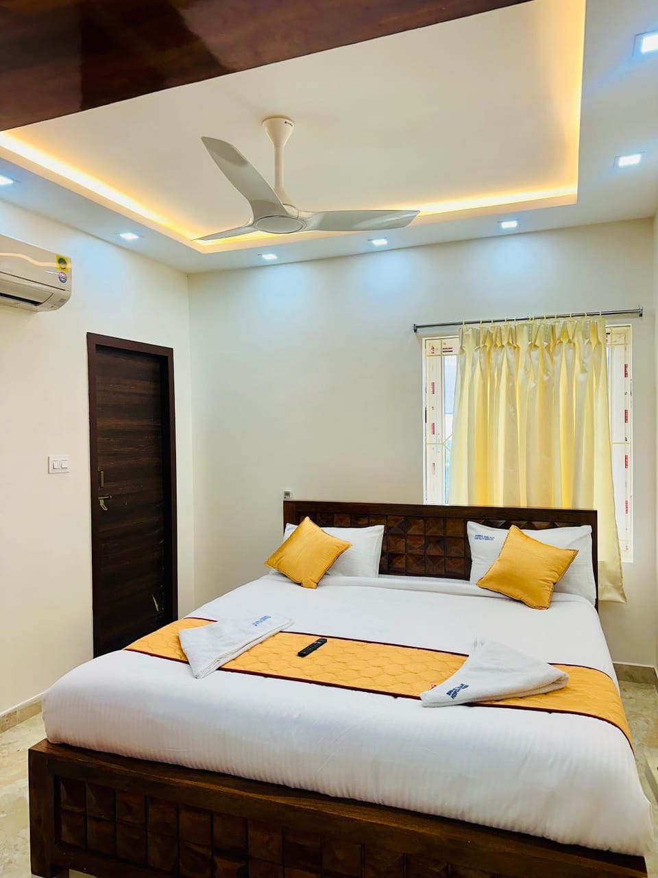 Bed, Photo of the whole room, Bedroom, air conditioner
