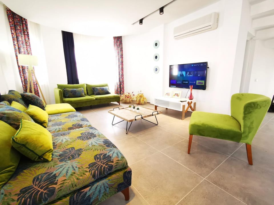 Communal lounge/ TV room, Living room