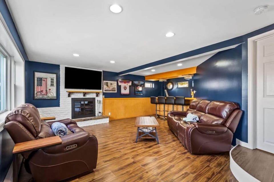 Waterfront 5 Bedroom Near BWI Annapolis Baltimore House in Anne Arundel County