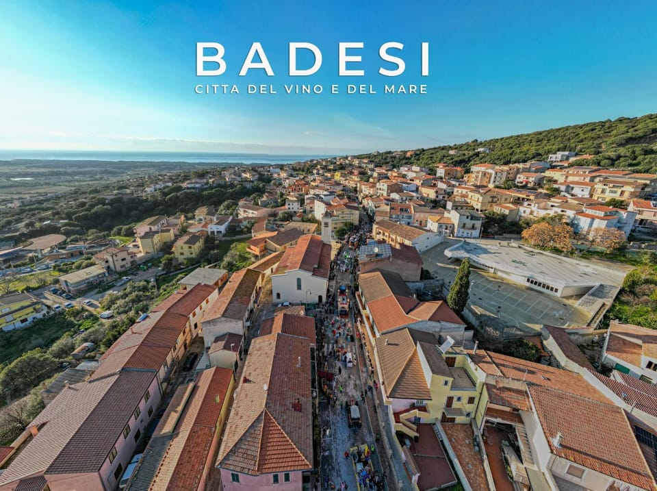 Neighbourhood, Bird's eye view, City view, Mountain view, Location