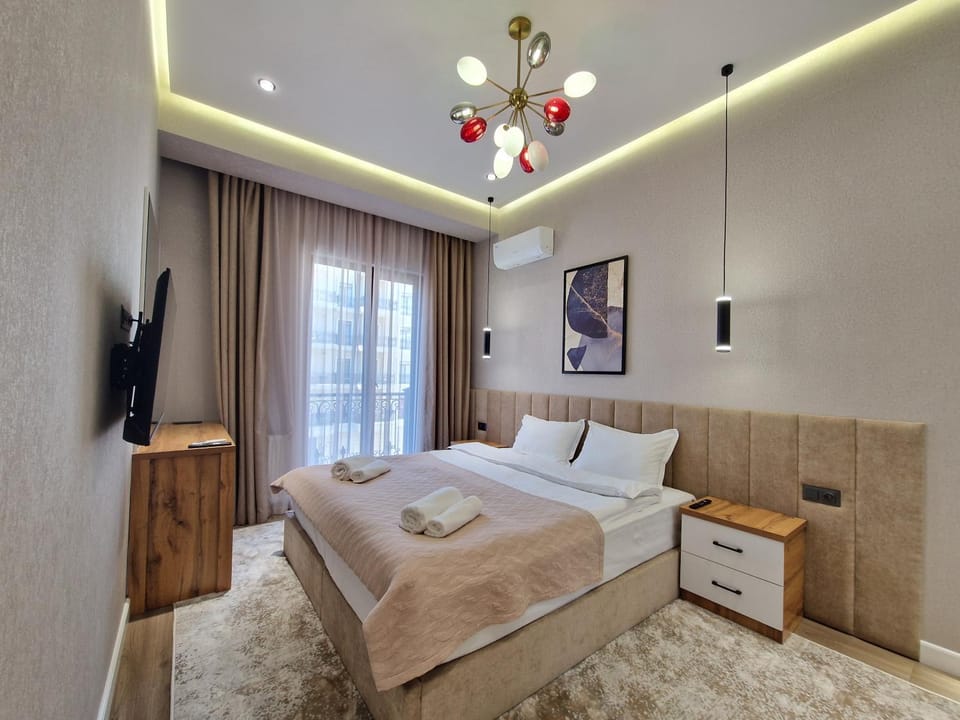 Bed, TV and multimedia, Photo of the whole room, Bedroom, towels