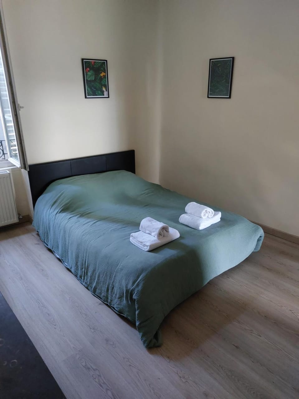 Bed, Bedroom, towels