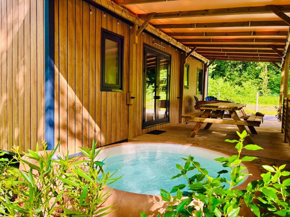 Camping le Pré des Moines Campground/ 
RV Resort in Île-de-France