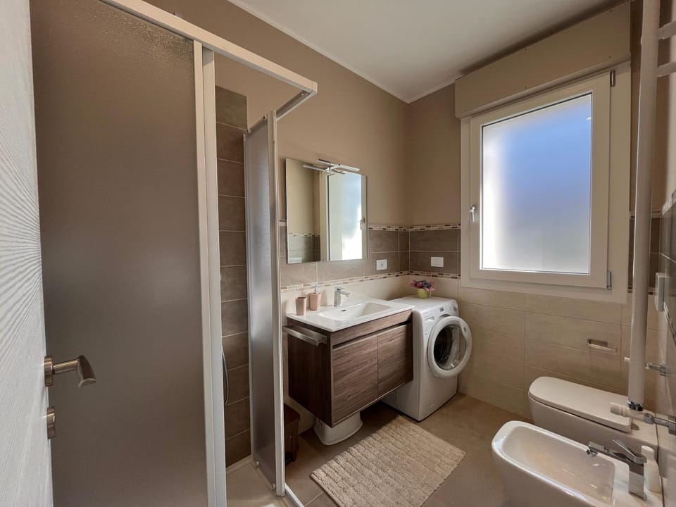 Toilet, Bathroom, towels, washing machine