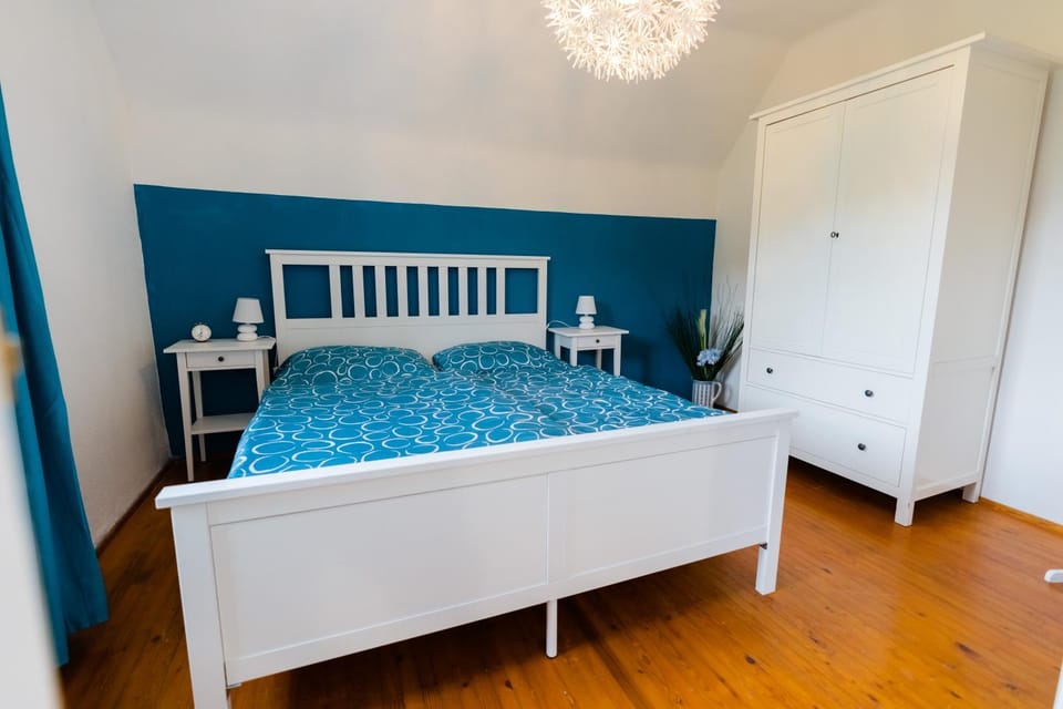 Photo of the whole room, Bedroom