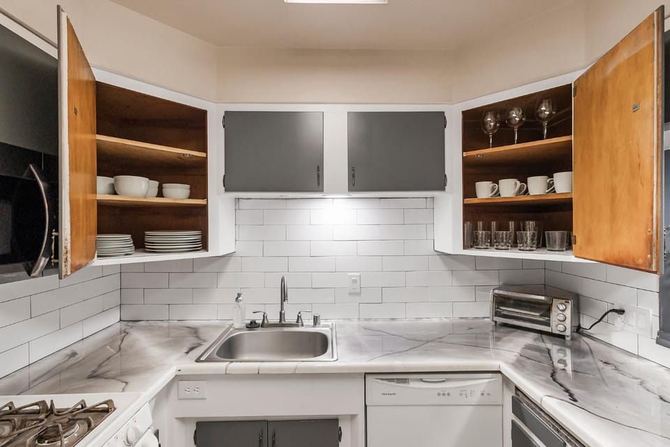 Kitchen or kitchenette, dishwasher