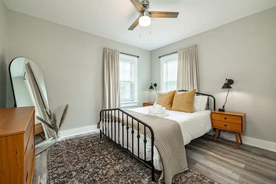 Photo of the whole room, Bedroom