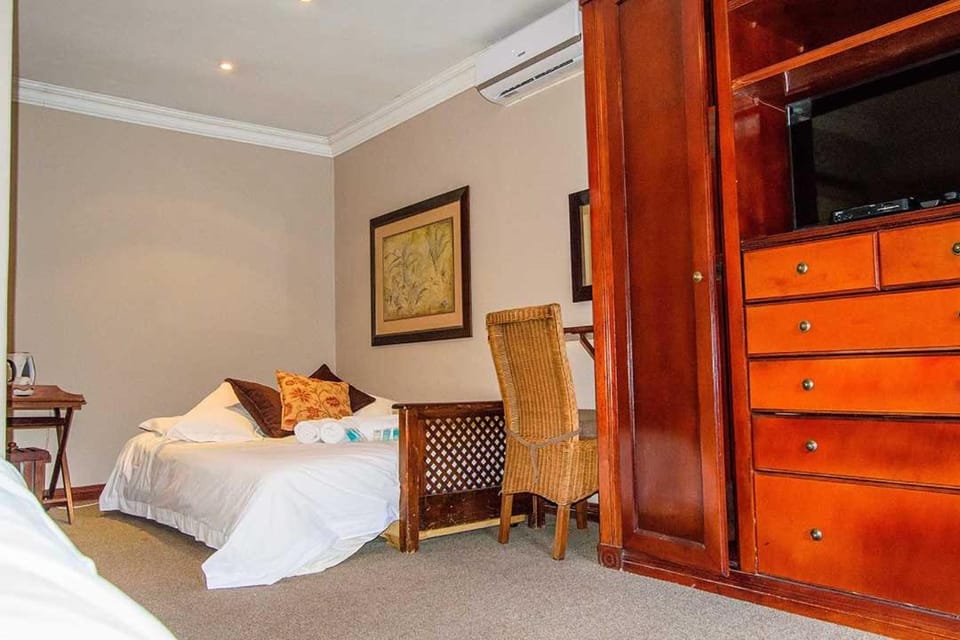 Bed, TV and multimedia, Bedroom, wardrobe