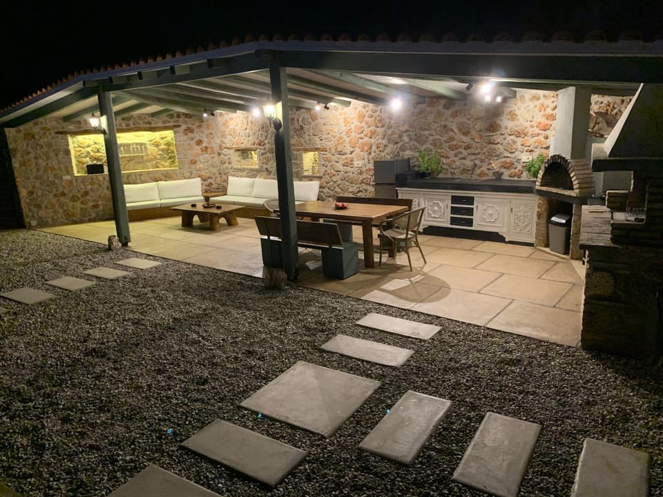 Patio, Night, BBQ facilities, Kitchen or kitchenette, Dining area