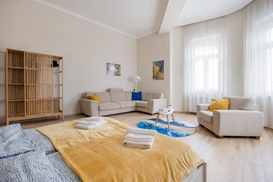 Bed, Living room, Photo of the whole room, Seating area