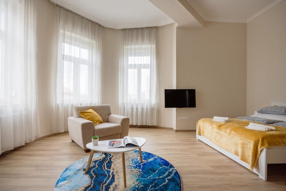 Bed, TV and multimedia, Living room, Photo of the whole room, Seating area