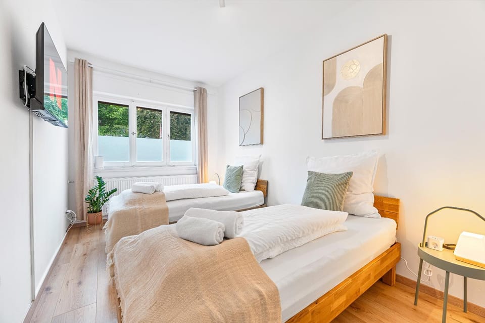 Bed, TV and multimedia, Photo of the whole room, Bedroom, towels