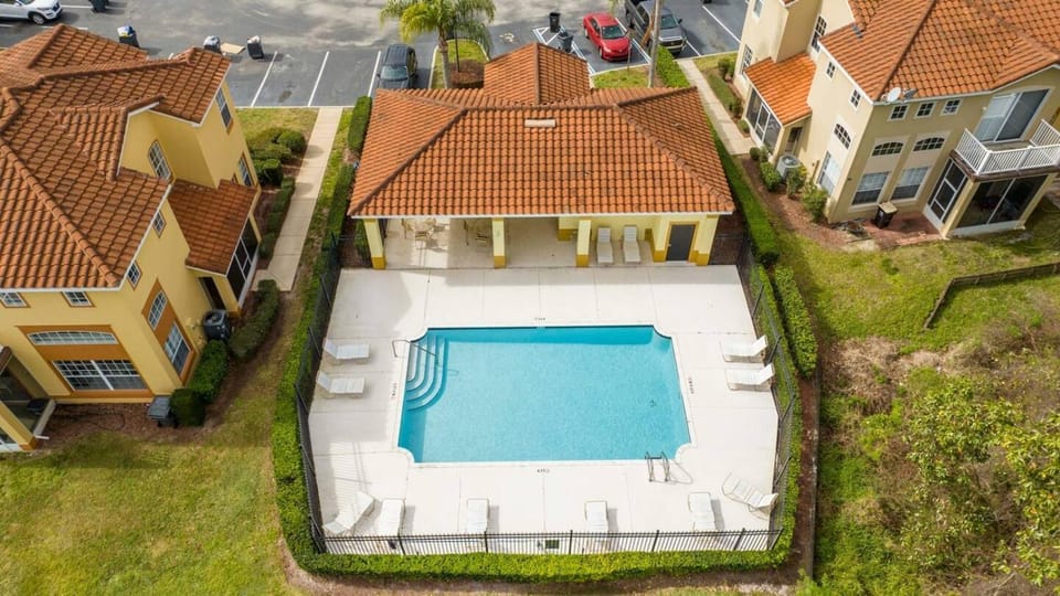 Day, Pool view