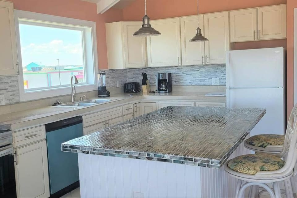 Kitchen or kitchenette, dishwasher